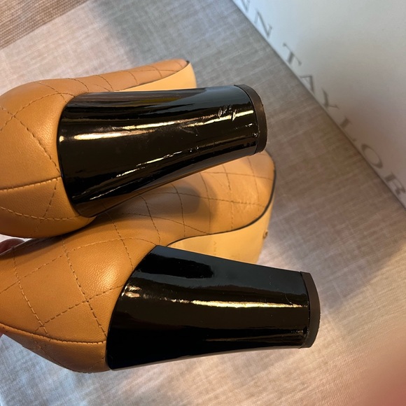 Vintage Ann Taylor tan and black patent leather heels. Size 8. - Picture 4 of 5